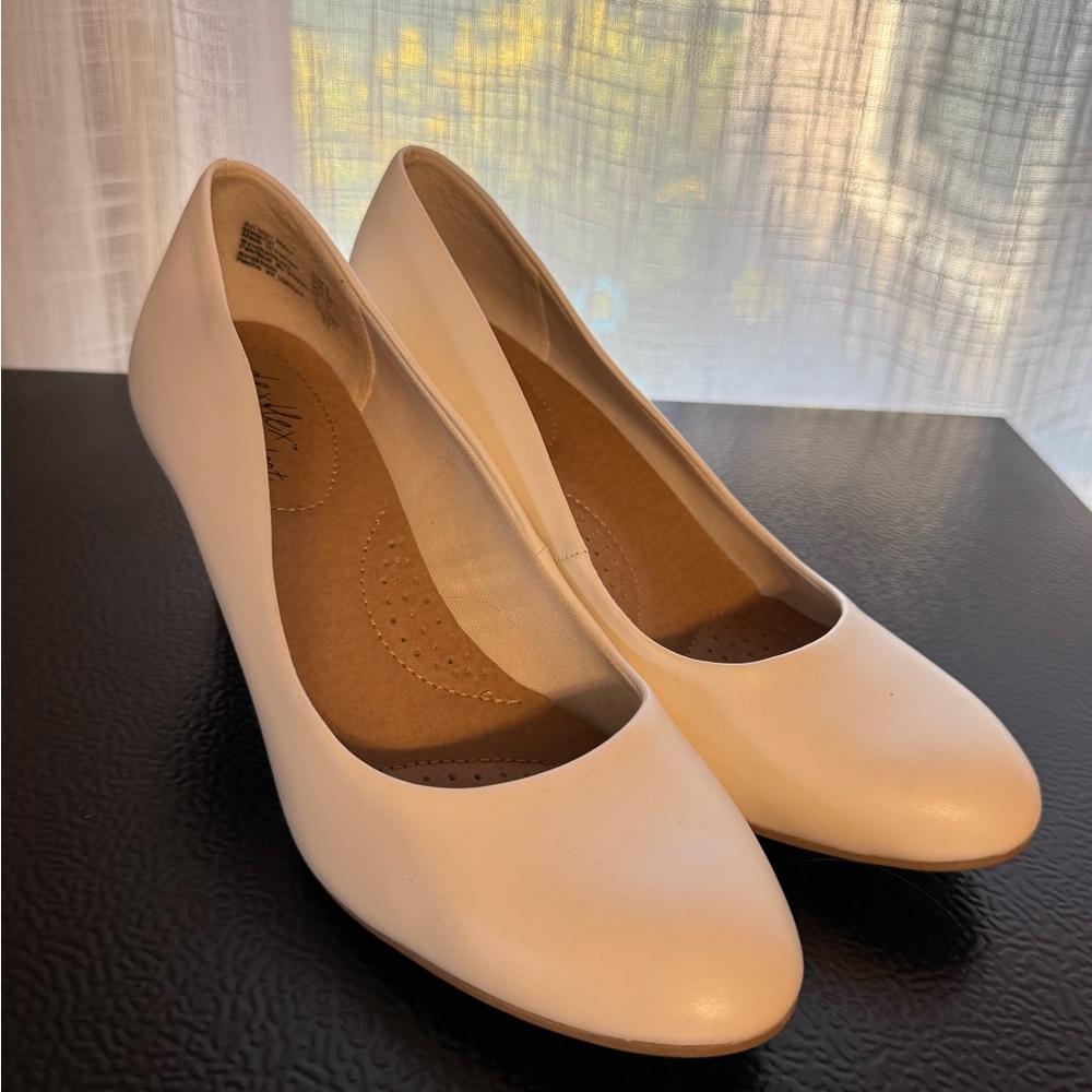 Dexflex Comfort White Women's kitten heel